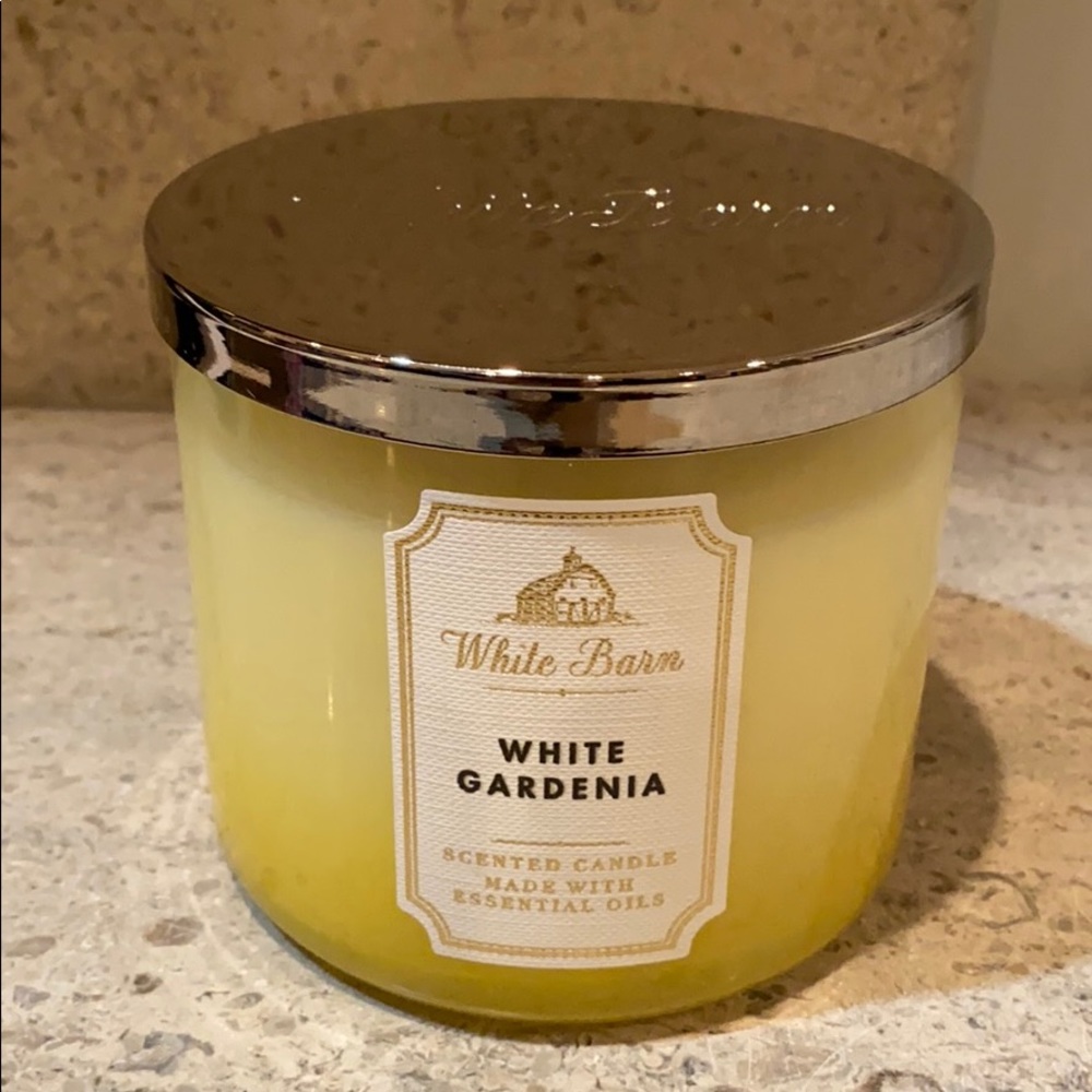 Host Pick: Bath & Body Works White Barn Candle - Picture 4 of 8